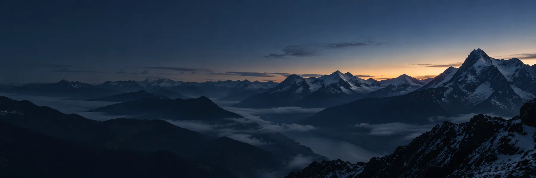 Alpenpanorama in der Abenddämmerung über einem Nebelmeer
