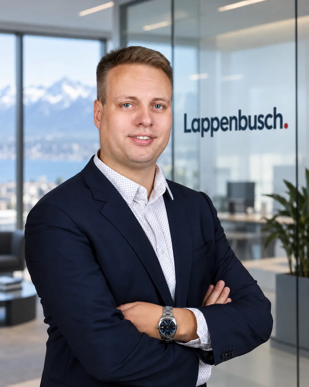 Nils Lappenbusch vor dem Lappenbusch-Logo im Büro