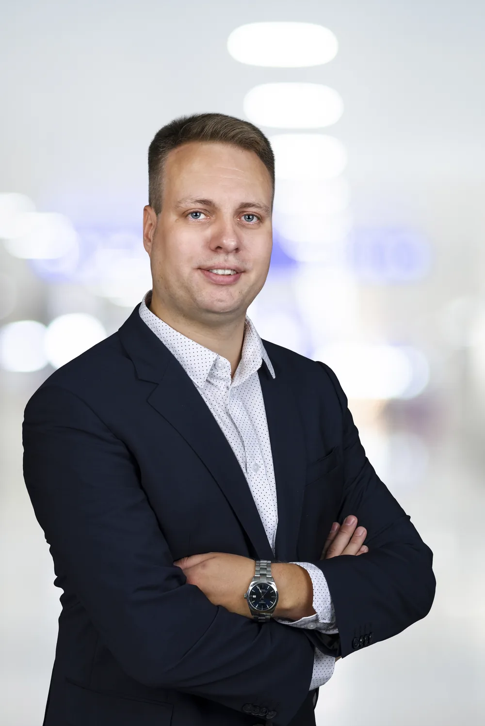 Nils Lappenbusch vor hellem, unscharfem Stadthintergrund